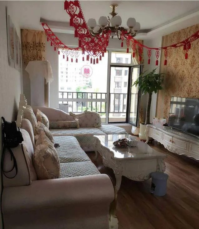 夫妻俩住进昆明婆婆装修的婚房,看到厕所媳妇就崩溃了