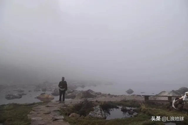 驴友拿出她的吃的跟我们分享