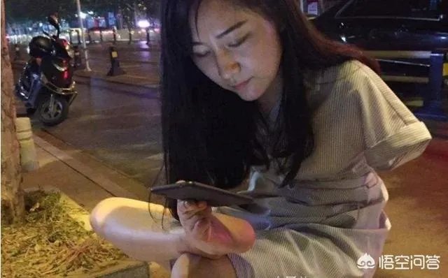 安徽蚌埠90后无臂女孩用脚直播变网红,人称励志姐,你怎么看?