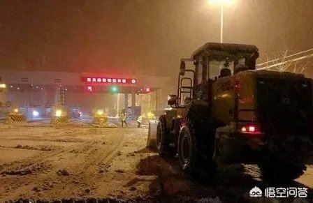 如何看待“雪天救护车被堵在高速,六安交警逆行送病患”这件事?