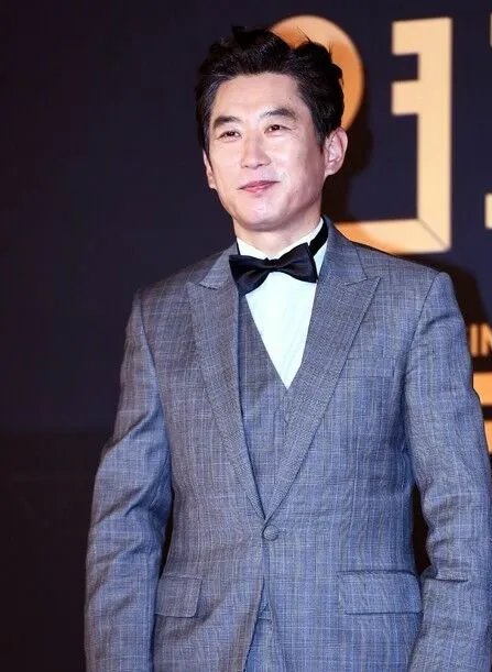韩国演员金元海确诊新冠,他是怎么被感染新冠病毒的?