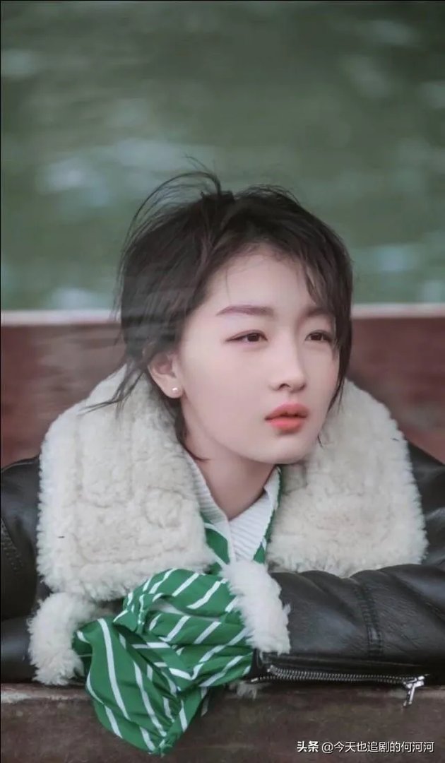 为什么周冬雨年纪不大但是在圈里的人脉这么广？
