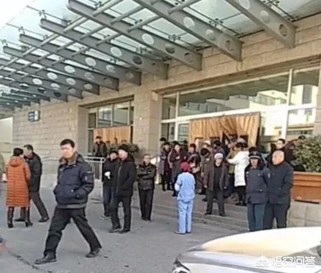 山东滨州一病人突然去世,家属聚在医院门口哭诉:为什么拖着不检查。你咋看?