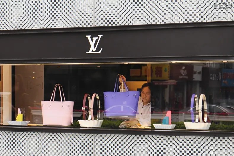 LV或将收购蒂芙尼 LV大约以145亿美元协议收购