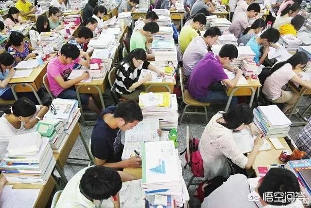 与考生换鞋,南阳一老师赤脚行走的照片火了,你怎么看?