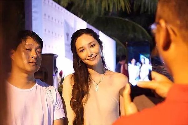 感情有变,吴佩慈现身与闺蜜聚餐为什么双手不见婚戒?