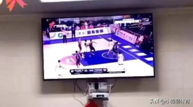广东男篮随队记者关辛,晒出了球队在圣诞之夜的晚餐,杜锋看着录像喝鸭汤,你怎么看?