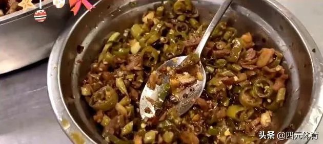 广东男篮随队记者关辛,晒出了球队在圣诞之夜的晚餐,杜锋看着录像喝鸭汤,你怎么看?
