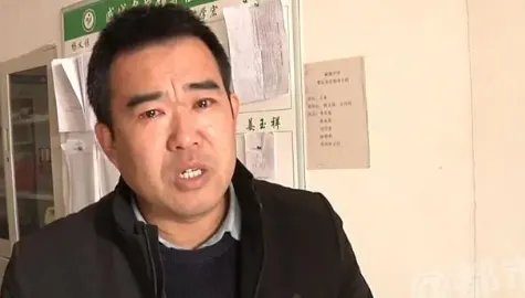 新乡一学校学生集体呕吐,校长痛哭换不动送餐公司,谁该为此事负责?
