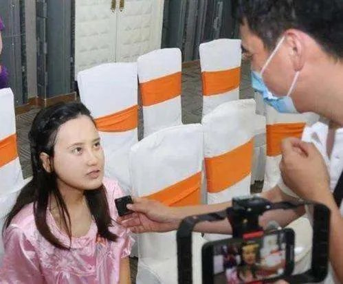 还记得“歪脸女孩”赵宏秋吗？整容变女神，弃百万年薪当老师，你怎么看？