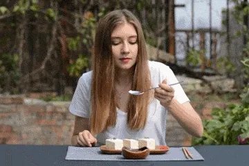 纪录片《舌尖上的中国》和《流行世界的美食》比较有哪些异同?
