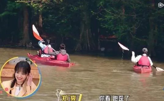 郑爽手机掉湖里,你觉得划船是否不应该玩手机?