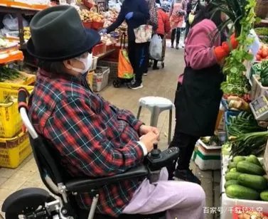 一代功夫巨星洪金宝,63岁近照曝光容苍老,坐在轮椅上买菜,怎么了?