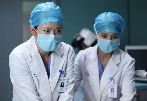 医院回应急救伤者从担架摔落，此次意外将由谁来担责？