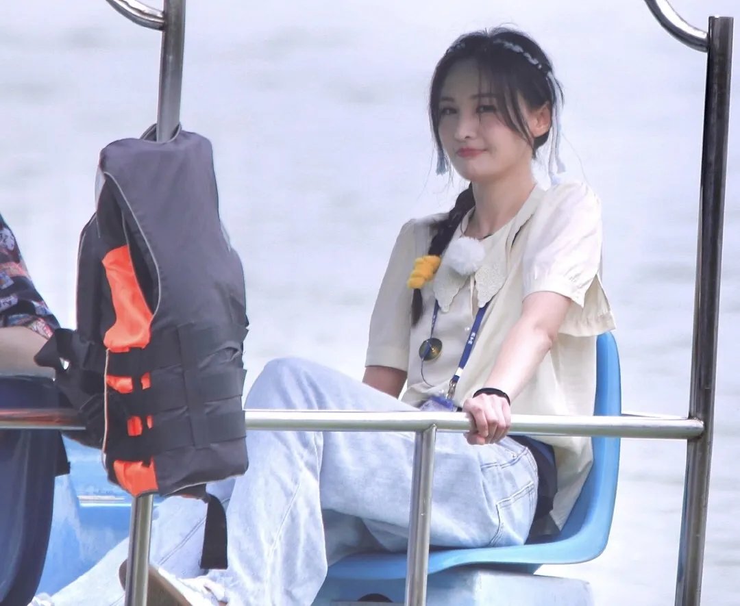 郑爽手机掉湖里,你觉得划船是否不应该玩手机?