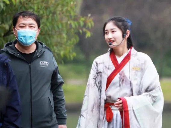 云南文旅厅回应游客参加低价游被导游要挟购物,导游有权让游客额外消费吗?