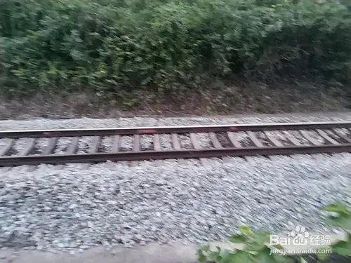 铁路路基基床应该综合考虑哪些方面?