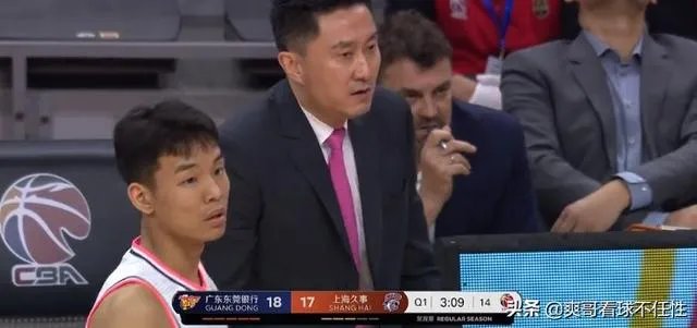 广东男篮随队记者关辛,晒出了球队在圣诞之夜的晚餐,杜锋看着录像喝鸭汤,你怎么看?
