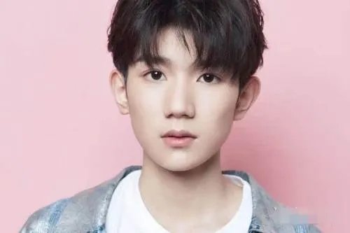 王源发ins吐槽波士顿大风,寸头发型也被吹乱,王源为何出国留学?