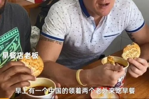 老外用胡辣汤、酸辣粉泡月饼,你如何看待这种吃法?