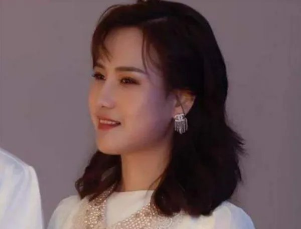 还记得“歪脸女孩”赵宏秋吗？整容变女神，弃百万年薪当老师，你怎么看？