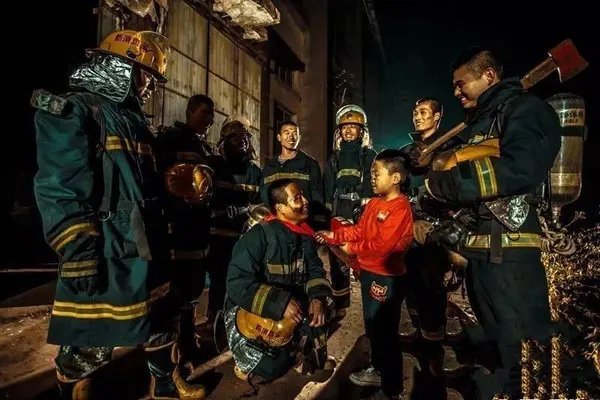 消防员救下跳楼男之后被暴打,救人也有错?