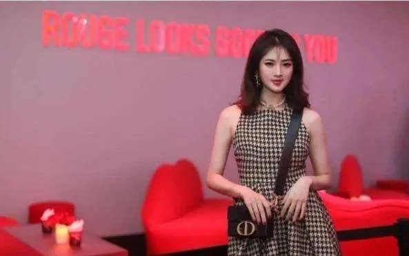 孟晚舟脚镣未除,姚安娜扎丸子头吃火锅,同爹不同命,你觉得呢?