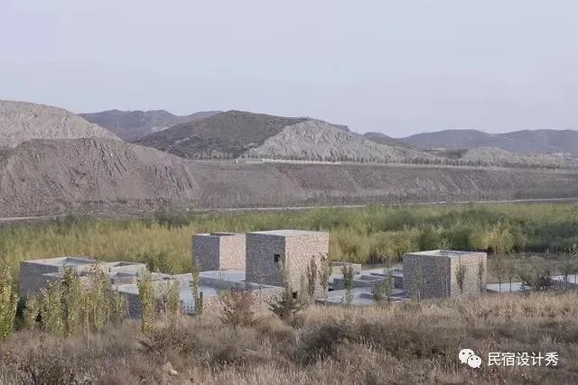 方整简洁,质感粗粝的土红色“盒子”