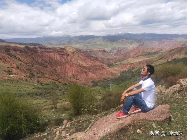 驴友拿出她的吃的跟我们分享