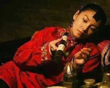 唯一不怵宁静的是张雨绮,两人把杜华怼翻,却让人好感度最高。后来怎样?