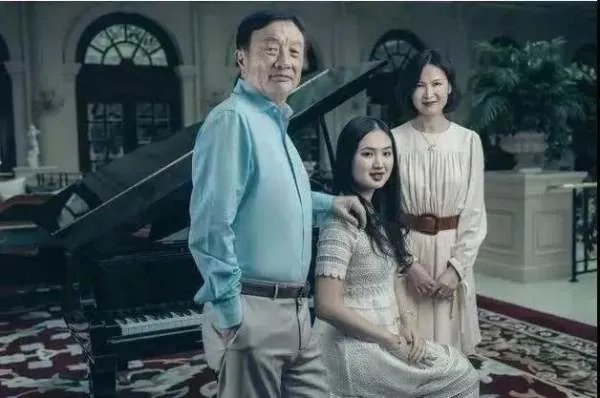 孟晚舟脚镣未除,姚安娜扎丸子头吃火锅,同爹不同命,你觉得呢?