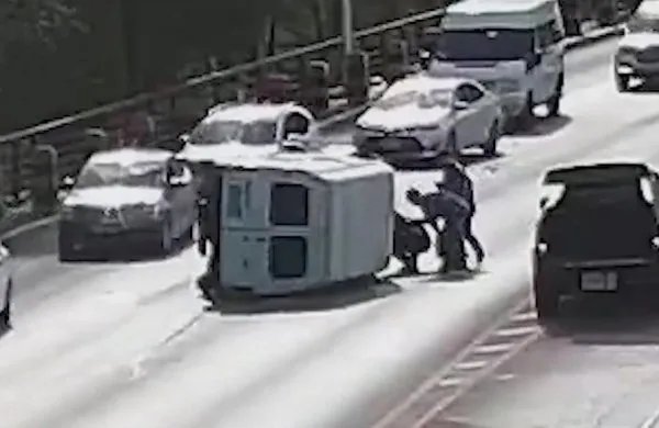 大连兵哥哥手撕车玻璃救人,你怎么看待兵哥哥的正义感?