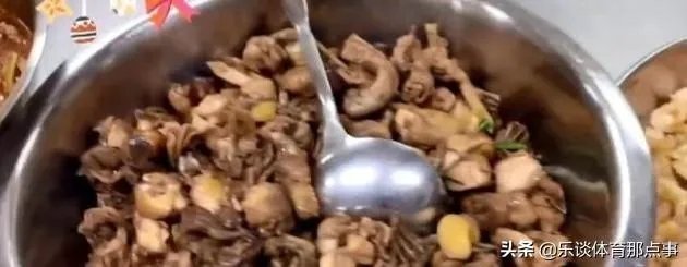 广东男篮随队记者关辛,晒出了球队在圣诞之夜的晚餐,杜锋看着录像喝鸭汤,你怎么看?