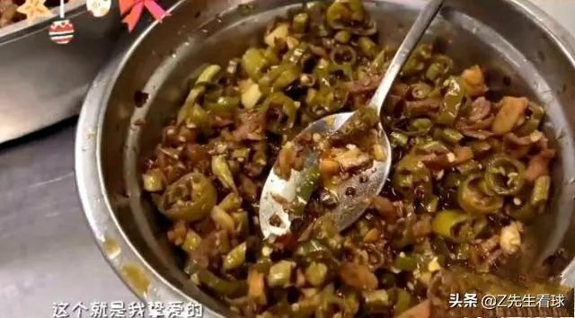 广东男篮随队记者关辛,晒出了球队在圣诞之夜的晚餐,杜锋看着录像喝鸭汤,你怎么看?
