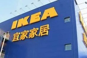 青岛宜家一男两女互殴,事情起因究竟为何?