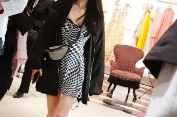 在米兰时装周上,杨幂穿的蓝色衣服银色皮裙是什么品牌的呢?