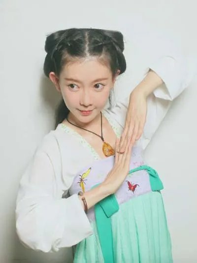 弥秋女怪兽:站在风口浪尖的汉服爱好者