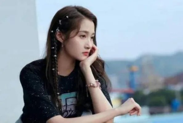 江疏影关晓彤什么关系,关晓彤为何要给三十而已剧组配音?
