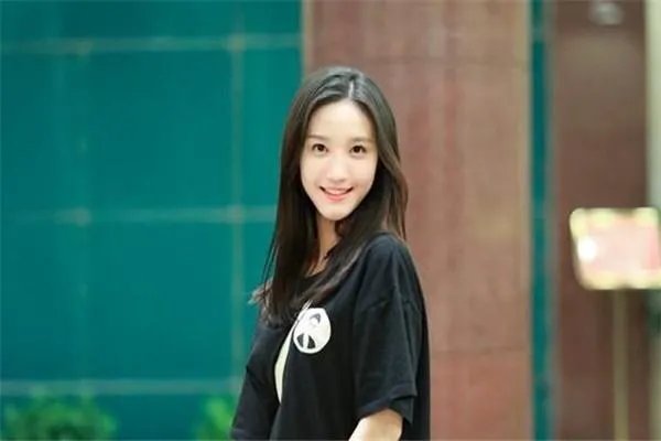 芒果TV解约女演员刘露释放后态度急转弯,网友建议在拘留15天,对此大家是否赞成?