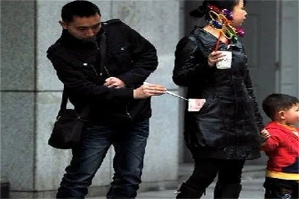重庆一男博士1个月6次偷菜被抓,偷菜这种行为是否已经违法了?