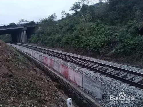 铁路路基基床应该综合考虑哪些方面?