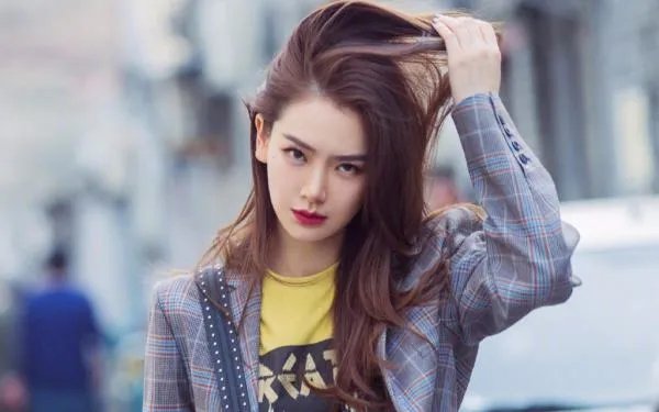 你觉着在娱乐圈中和谁关系最好？