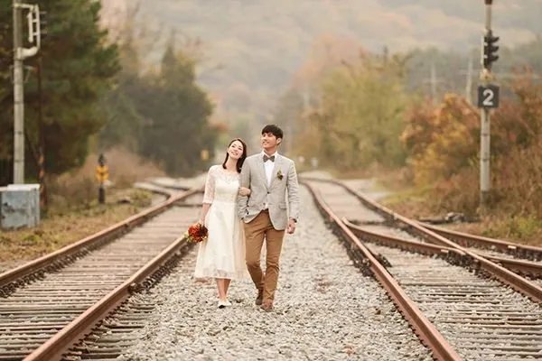 4女子铁轨上拍婚纱照被罚，你觉得拍照该不该去这种地方？