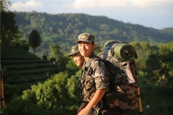 大连兵哥哥手撕车玻璃救人,你怎么看待兵哥哥的正义感?
