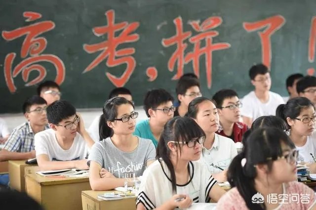 与考生换鞋,南阳一老师赤脚行走的照片火了,你怎么看?