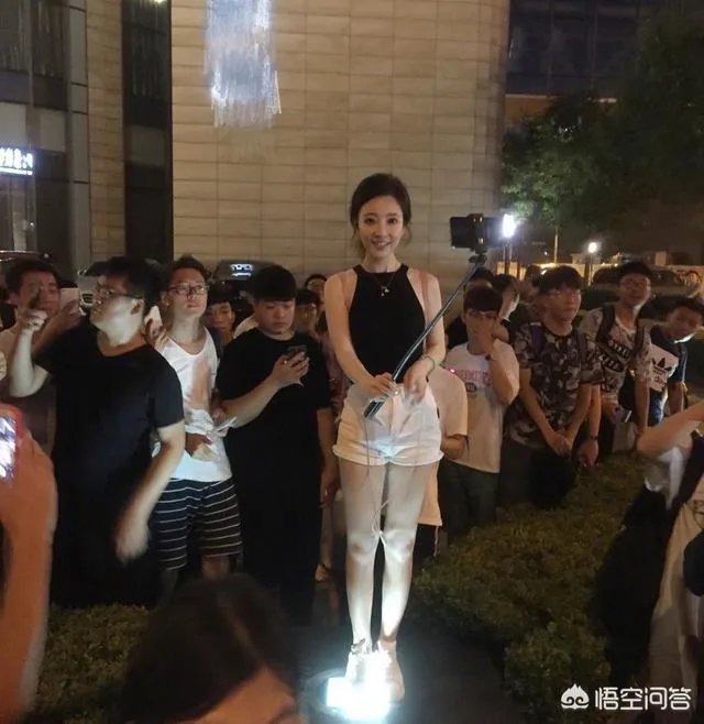 冯提莫因会计门事件被央视点名批评,为什么最近反而活跃在各大卫视的歌唱比赛和选秀节目上?