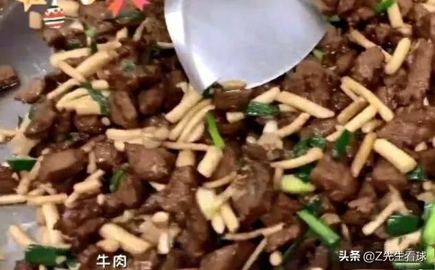 广东男篮随队记者关辛,晒出了球队在圣诞之夜的晚餐,杜锋看着录像喝鸭汤,你怎么看?