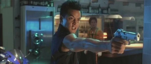 新警察故事2004版用的什么枪
