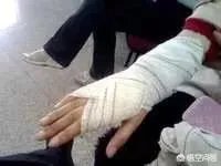 山东滨州一病人突然去世,家属聚在医院门口哭诉:为什么拖着不检查。你咋看?