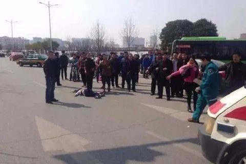 退休干部冲撞学生是什么原因?